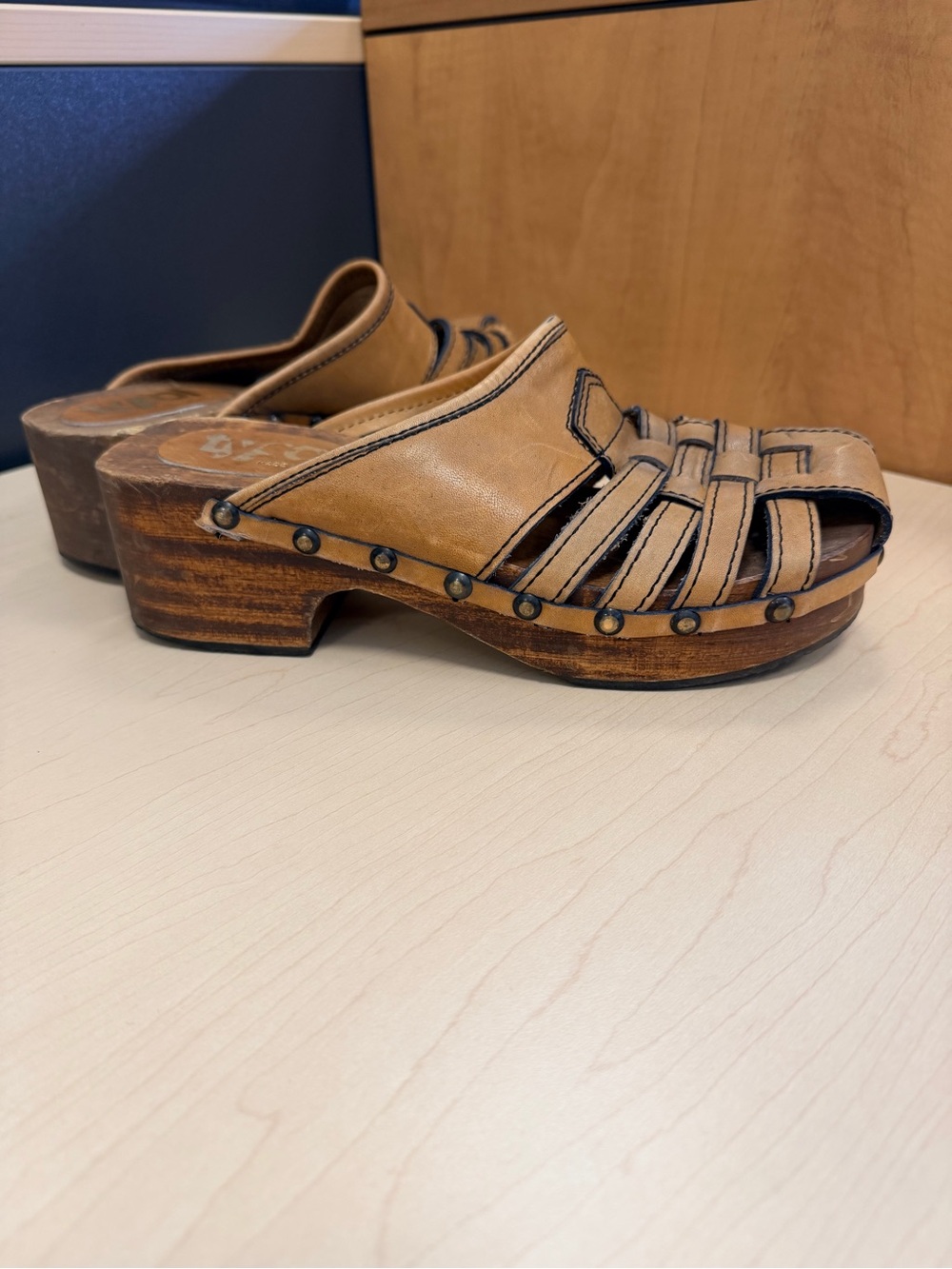 Vintage Women’s Tan Leather wooden Clog Mules made in Italy 🇮🇹